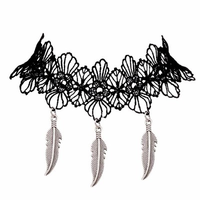 КОЛИЕ "ЧОКЪР" ОТ ДАНТЕЛА С ТРИ ПЕРА